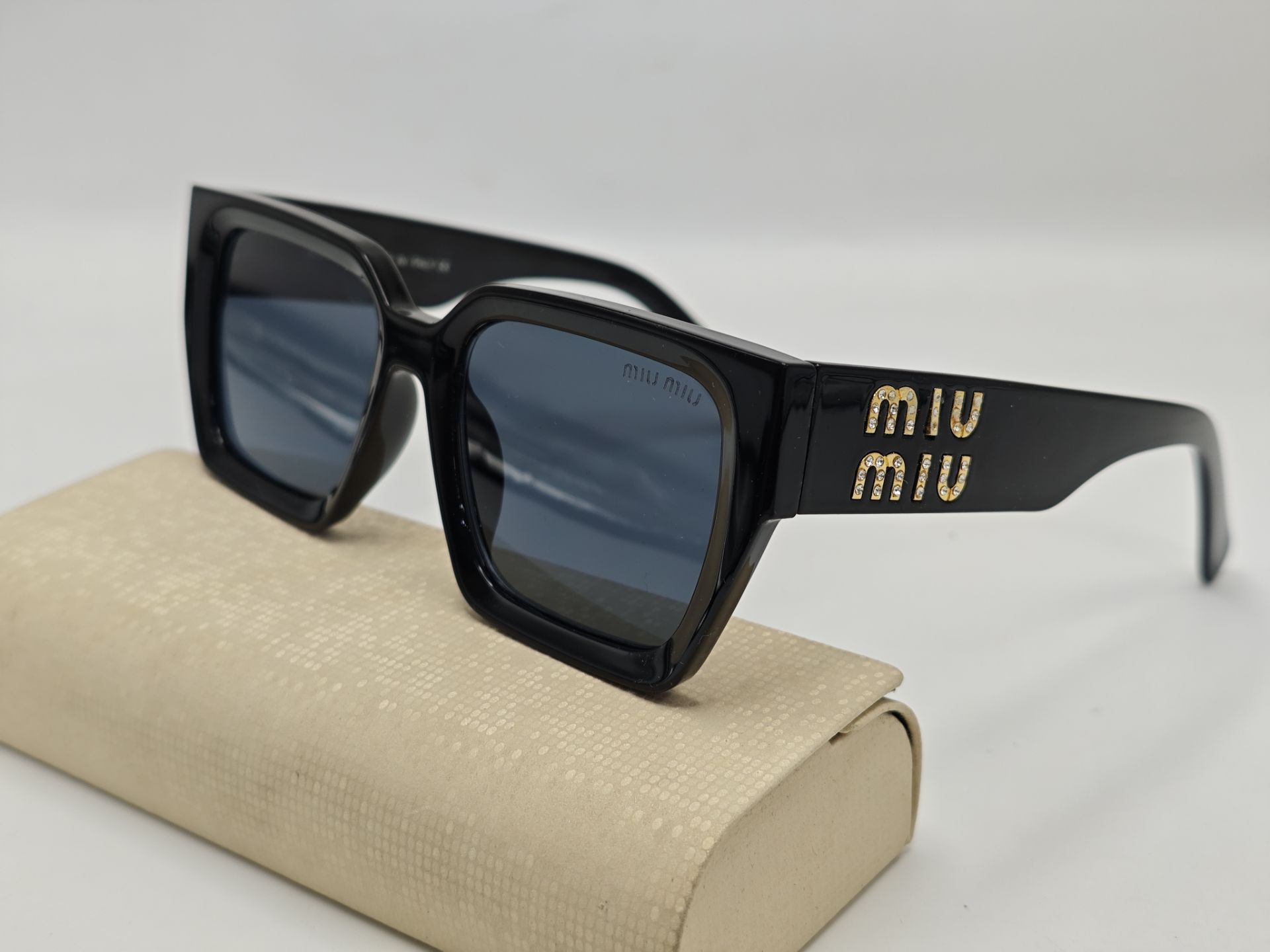 عینک افتابی زنانه مدل miumiu